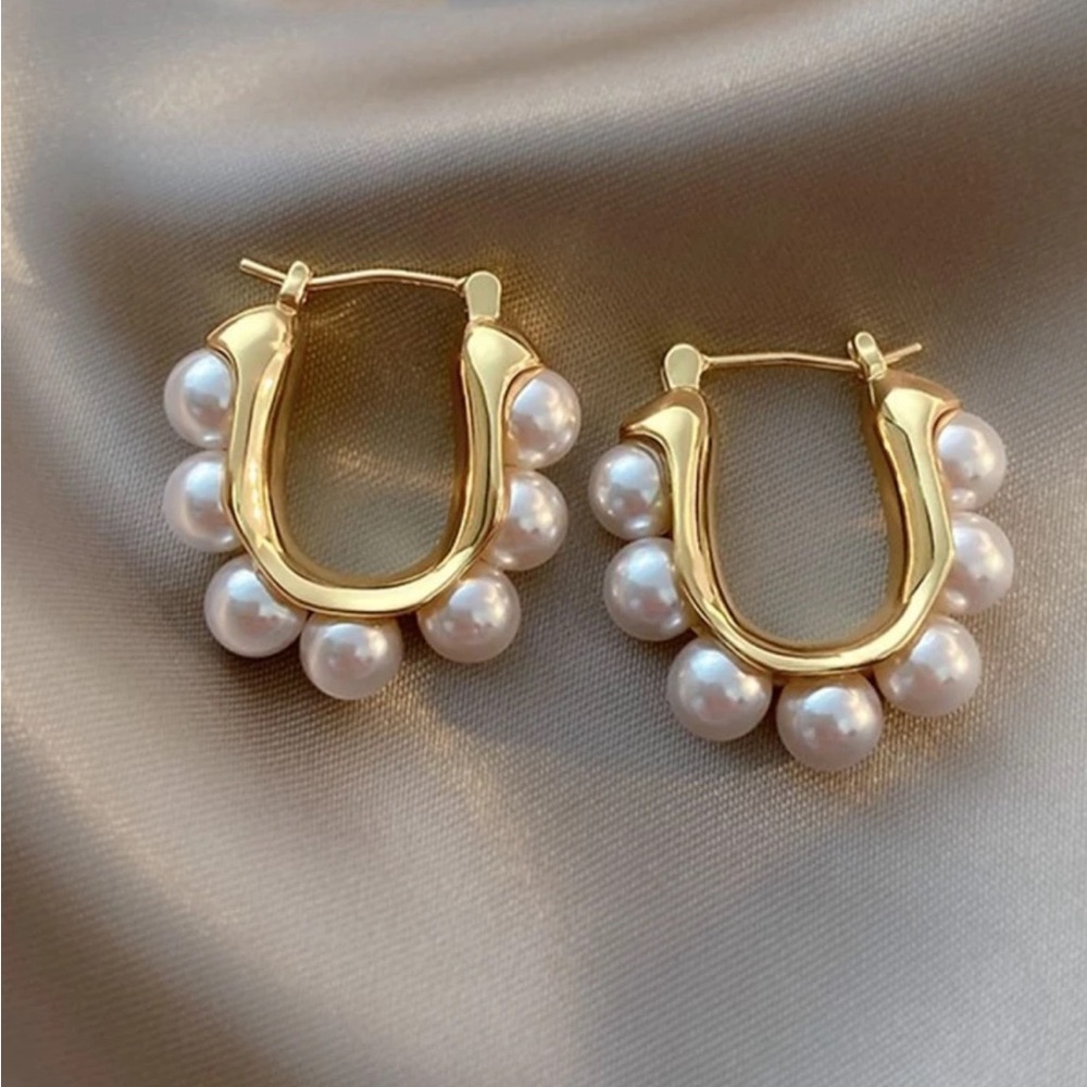 🌟 Pearl accessories are a must this season